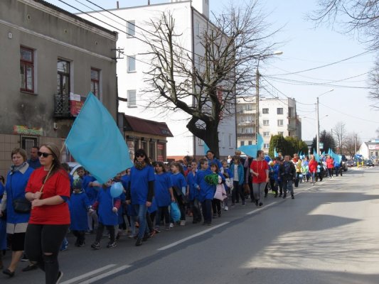 Niebieski marsz dla autyzmu ulicami Grójca