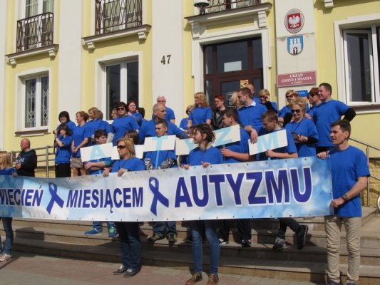 Niebieski marsz dla autyzmu ulicami Grójca