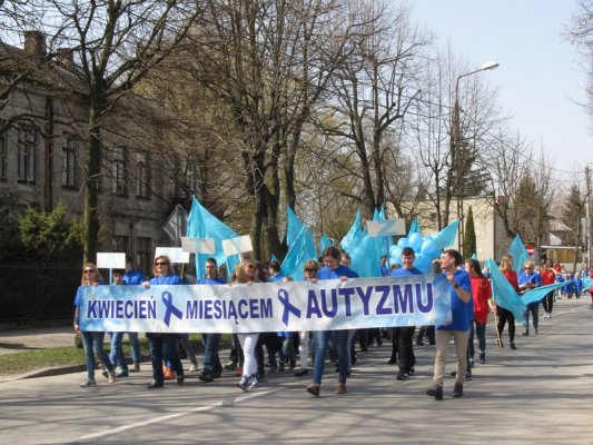 Niebieski marsz dla autyzmu ulicami Grójca
