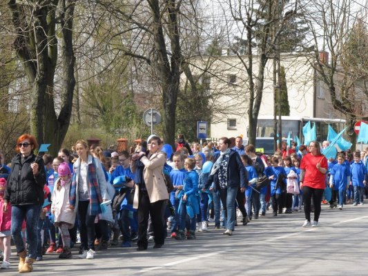 Niebieski marsz dla autyzmu ulicami Grójca