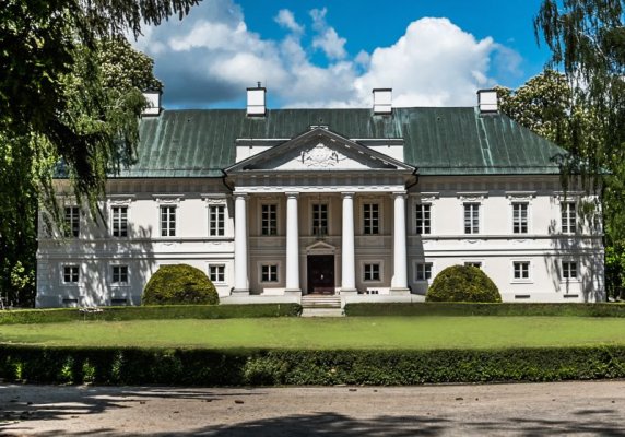„Niezwykłe historie” – Pałac w Małej Wsi zaprasza na majówkę!