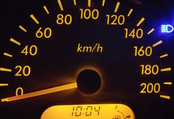 Auto z cofniętym licznikiem o blisko 320 tys. km