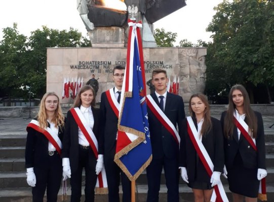 Uczniowie Technikum CKZiU w Nowej Wsi w akcji Szkoła pamięta