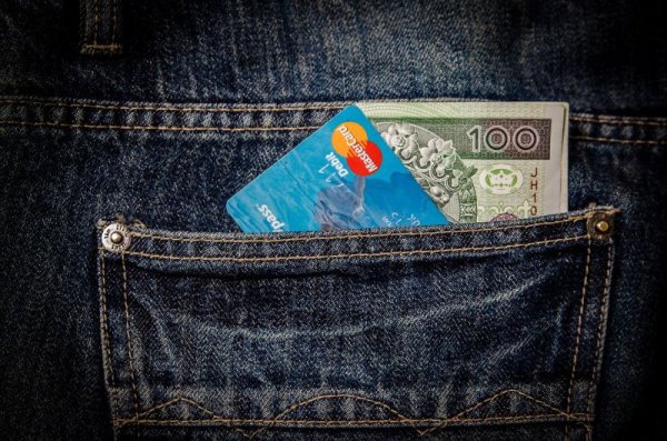 Płacił skradzioną kartą, później trafiła pod kosiarkę do trawy