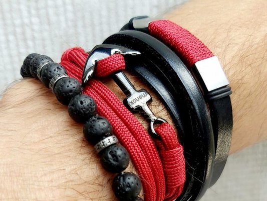 Bransoletka z grawerem – nowoczesny dodatek do męskiej stylizacji