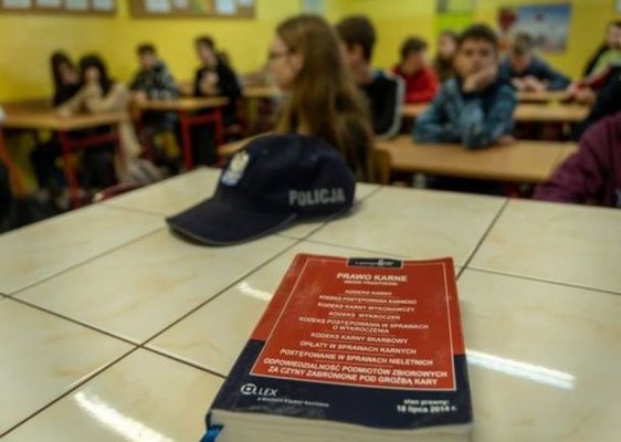 Dzielnicowy odwiedził uczniów ze Szkoły Podstawowej nr 1 w Mogielnicy
