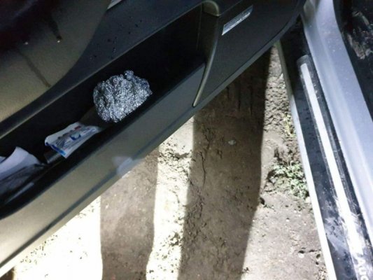Przekazywali sobie 100 gramów amfetaminy w aucie