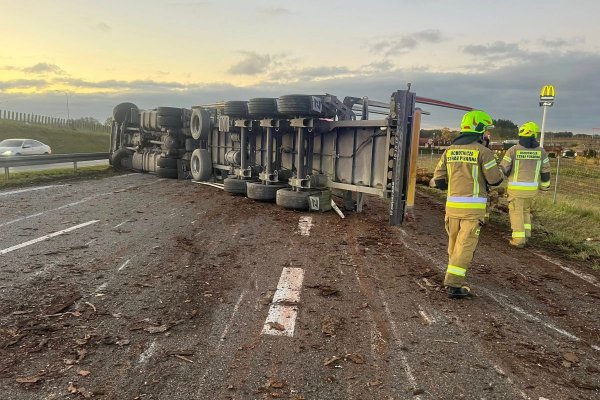 Trasa S7 zablokowana! Niebezpieczne zdarzenie z udziałem ciężarówki