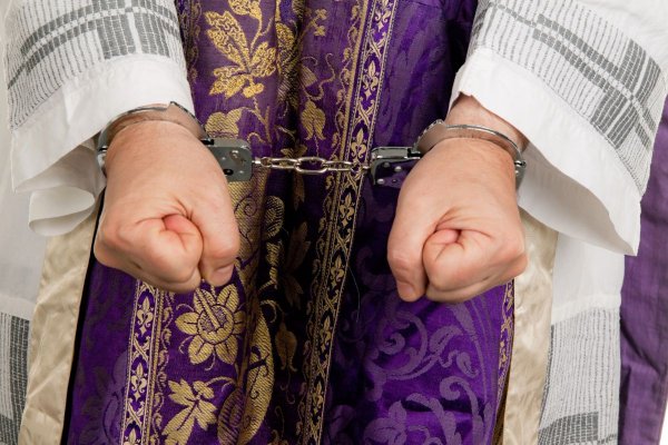 Proboszcz zaatakował siekierką bezdomnego i podpalił. Wiadomo dlaczego  