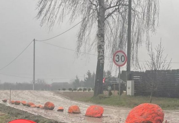 Kamienie na środku drogi. Jest stanowisko Wójta Gminy Jasieniec