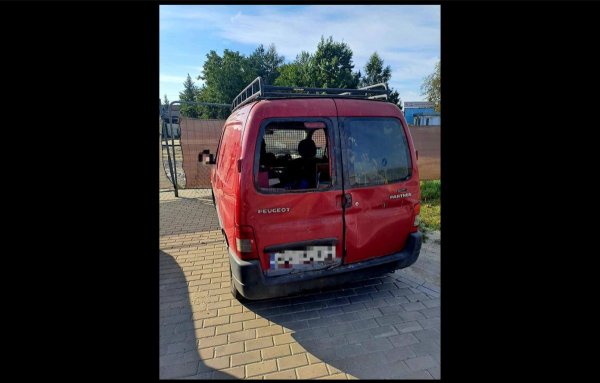 Policja: peugeotem w nagannym stanie przemierzał drogę krajową S7