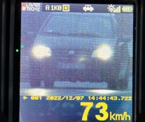 Przekroczył prędkość o 23 km/h. Nie miał prawa jazdy i był poszukiwany