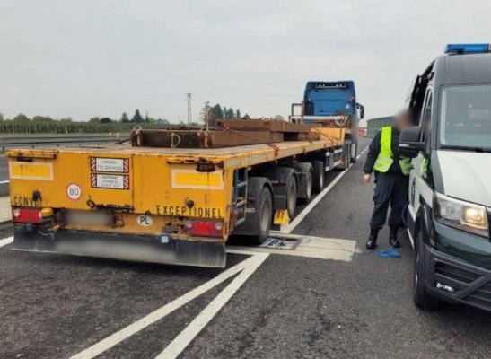 Pod Grójcem zatrzymano transport ciężkich elementów dźwigu