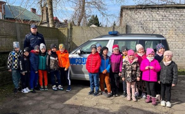 Pierwszaki odwiedziły policjantów