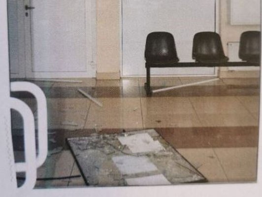 20-latek bez powodu zniszczył szyby w budynku dworca i sklepu