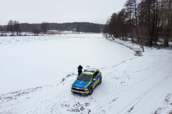 Policjanci z Grójca kontrolują zamarznięte zbiorniki wodne