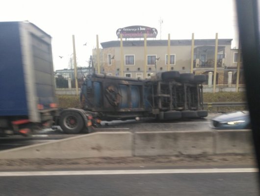 ALARM24: przewrócona ciężarówka w Głuchowie