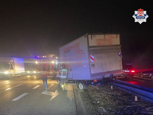 Duże utrudnienia na DK7! Iveco zawisło na barierkach