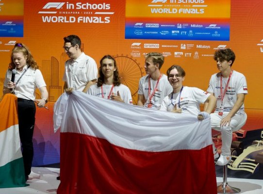 Uczniowie z Grójca rywalizują w Singapurze! Ich bolid jeździ tak szybko jak światło!