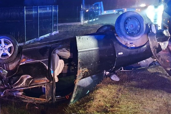 Groźny wypadek pod Grójcem! Seat wypadł z drogi i dachował