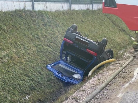 Niebezpiecznie na drogach! Seicento dachowało na Podolu