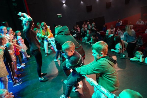 Sala widowiskowa GOK zapełniła się radosnymi uśmiechami dzieci