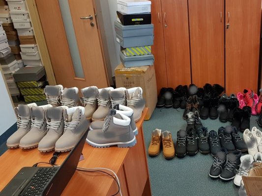Grójeccy policjanci zabezpieczyli podrabianą odzież oraz obuwie