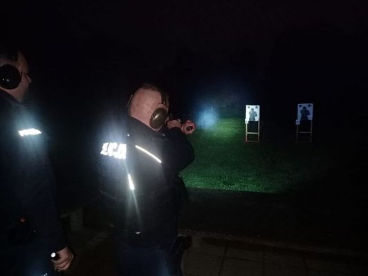 Policjanci z Grójca doskonalili strzelanie pod osłoną nocy