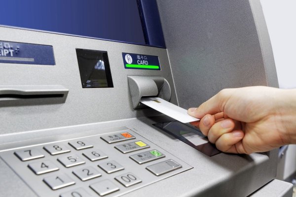 Zdemolował bankomat, bo nie chciał mu wypłacić pieniędzy