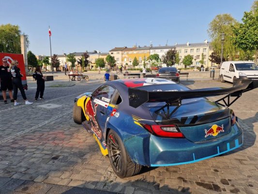 Auto mistrza driftingu zaparkowało na Placu Wolności