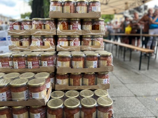 Akcja wydawania żywności na grójeckim rynku