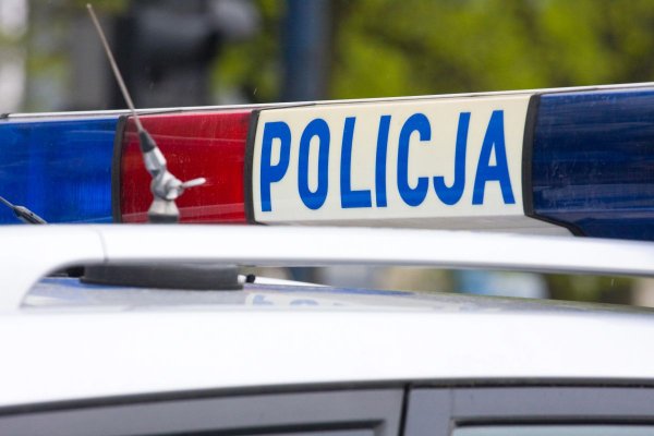 Ukradli kobiecie torebkę. Jeden z nich ubliżał policjantom