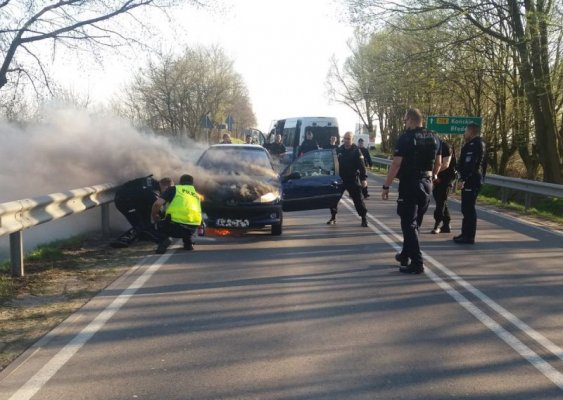 Policjanci niczym strażacy