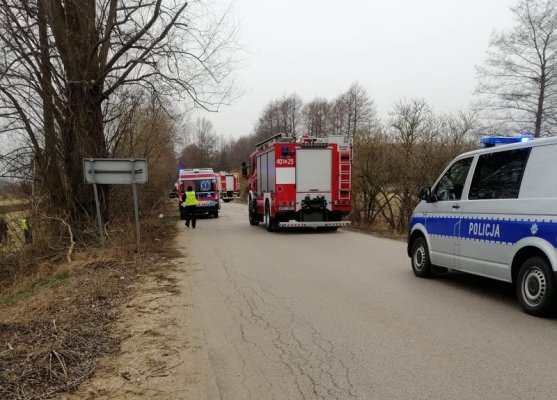 19-latka w Alfa Romeo wypadła z drogi i uderzyła w drzewo