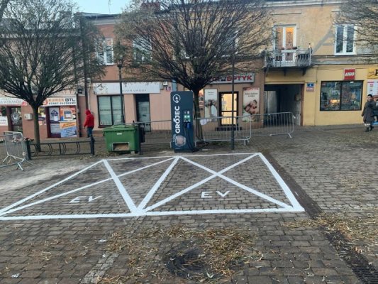 Na Placu Wolności w Grójcu powstała stacja ładowania pojazdów