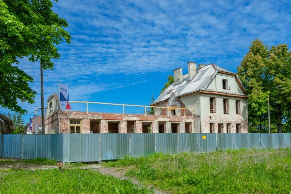 Postępują prace przy remoncie zabytkowego dworca kolejki wąskotorowej w Grójcu