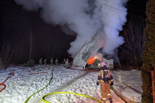 Pożar domu w Lisówku. Z ogniem walczyło 39 strażaków 