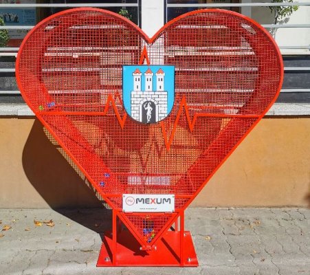 Wielkie, czerwone serce stanęło przed siedzibą GOK