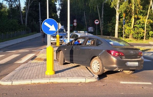 Od 4 lat nie miał prawa jazdy. Był kompletnie pijany i spowodował kolizję