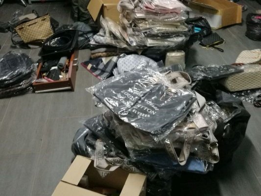 Policjanci zabezpieczyli nielegalną odzież i galanterię skórzaną