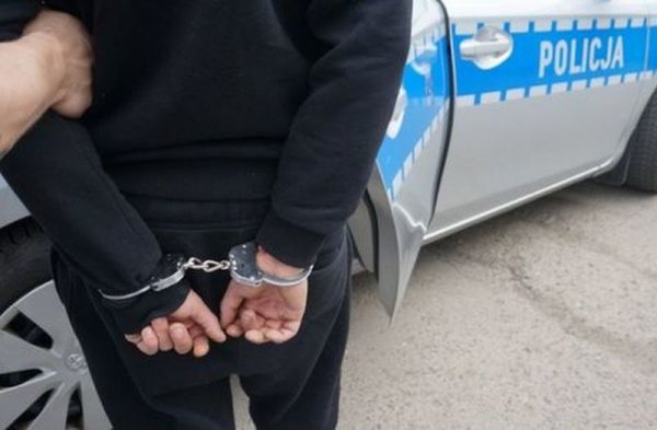 Napad na grójeckim dworcu. Mężczyzna uderzony szklaną butelką w głowę