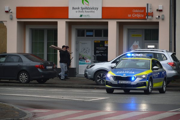 Radiowóz w nowych barwach trafił do policjantów z Grójca
