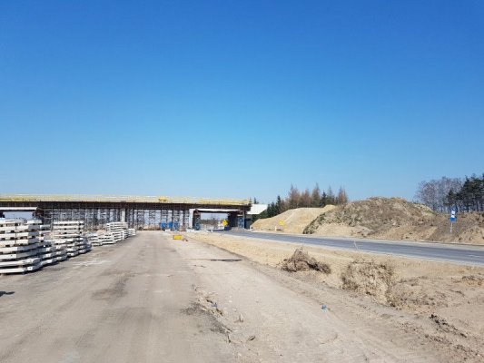 Pomimo epidemii trwają prace przy budowie nowej drogi do Warszawy