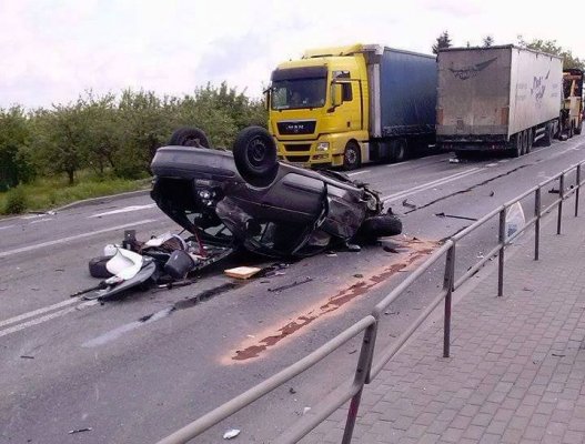 Auto odbiło się od Scanii i wylądowało na dachu