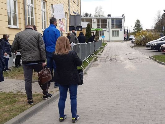 Długa kolejka do szczepień w grójeckim szpitalu