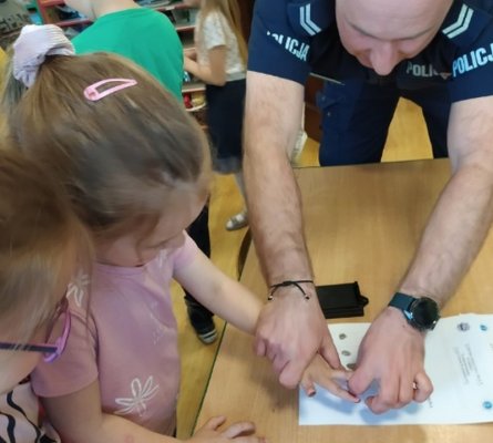 Policyjny technik i dzielnicowy z wizytą u najmłodszych
