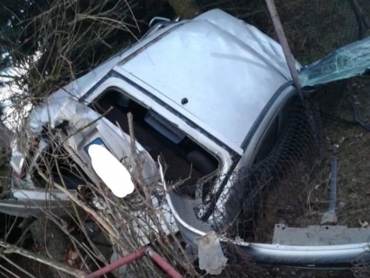 Opel wjechał w ogrodzenie. Kierowca uciekł 