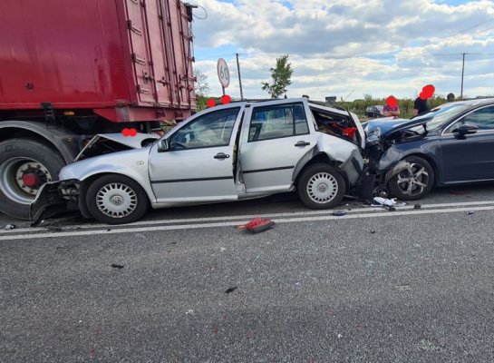 Wypadek na drodze nr 50. Peugeot staranował volkswagena
