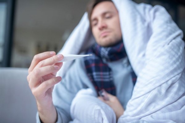 Zmęczenie i bóle mięśni to grypa czy przeziębienie? Jak odróżnić groźnego wirusa?