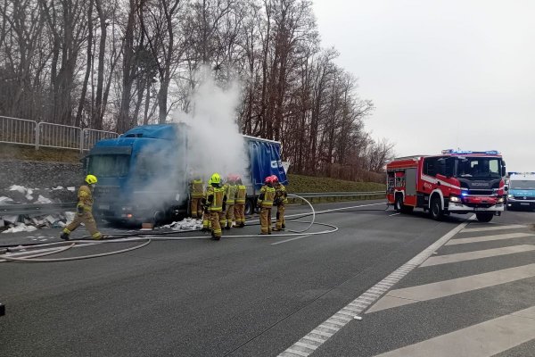 Ciężarówka w płomieniach! Są utrudnienia na S7 w Głuchowie 